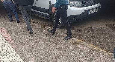 Diyarbakır ve Batman'da fırtına; çatı ve ağaçlar, araçların üzerine devrildi