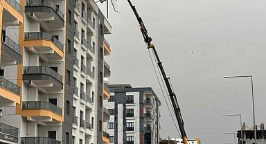 Diyarbakır ve Batman'da fırtına; çatı ve ağaçlar, araçların üzerine devrildi