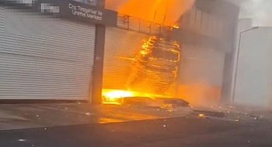 Diyarbakır'da, oto sanayi sitesindeki bir iş yerinde patlama sonrası yangın; olay anı kamerada