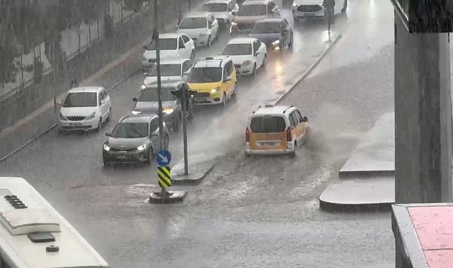 Diyarbakır'da sağanak; yollar suyla doldu, kırılan ağaç dalları araçların üzerine düştü