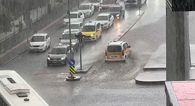 Diyarbakır'da sağanak; yollar suyla doldu, kırılan ağaç dalları araçların üzerine düştü