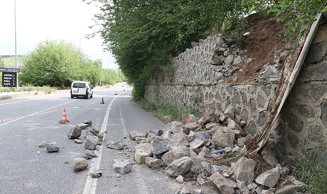 Diyarbakır'da yol kenarındaki istinat duvarında kısmi çökme