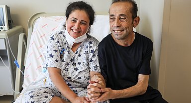 Doktorları, 2'şer kez böbrek nakli olan çifti 'mucize' diye tanımladı