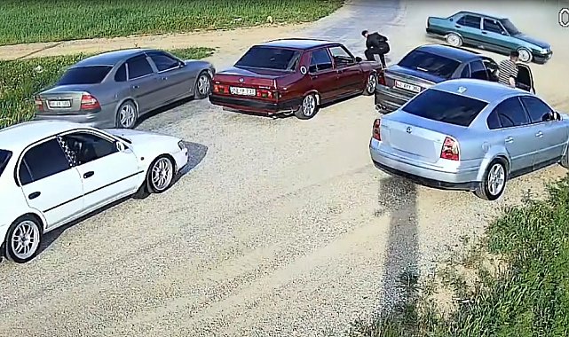 Drift atıp, yolu kapatarak tabancayla ateş açtılar; o anlar kamerada