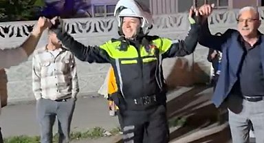 Düğün konvoyundaki araçları yoldan kaldıran polis, davet üzerine halaya katıldı