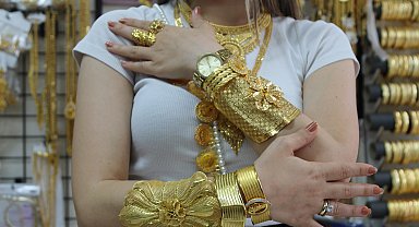 Düğünde altın alamayanlar imitasyon takıya yöneldi