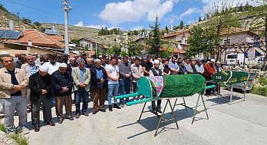 Dumandan zehirlenen çift toprağa verildi