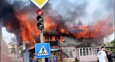 Düzce'de 2 katlı bina, alev alev yandı