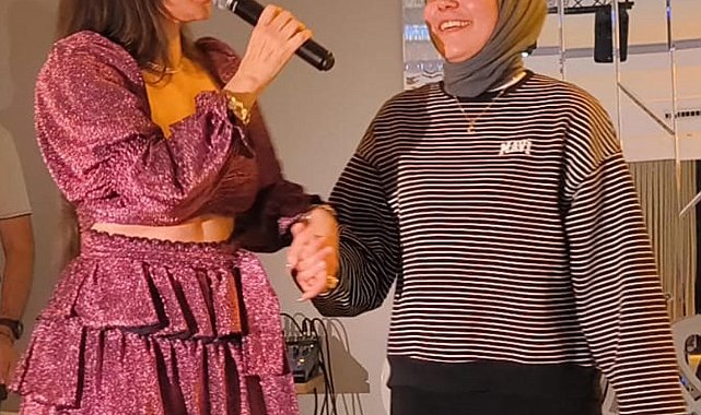 Ebru Polat, hayranının doğum gününü sahnede kutladı