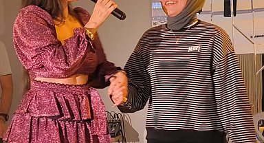 Ebru Polat, hayranının doğum gününü sahnede kutladı