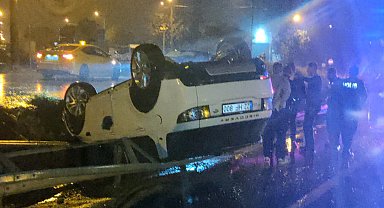 Edirne'de bariyere çarpan otomobildeki 3 kişi yaralandı; kaza kamerada