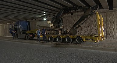 Elazığ'da iş makinesi yüklü TIR, alt geçitte sıkıştı