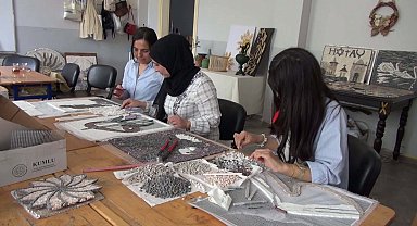 Evde oturmak yerine mozaik sanatçısı oldular
