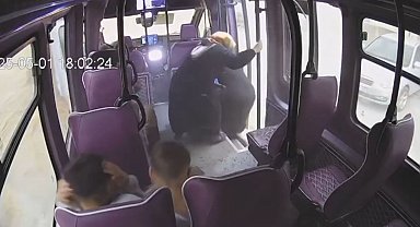 Fırtınada binanın çatısı uçtu, parçalar minibüse çarptı