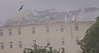 Fırtınada çatının uçması kamerada