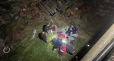 Freni boşalan kamyonet, otomobillere çarpıp Eşen Çayı'na uçtu; 2 yaralı