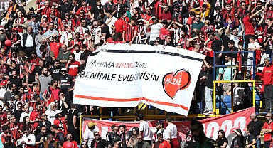 Gençlerbirliği tribününde sürpriz evlilik teklifi