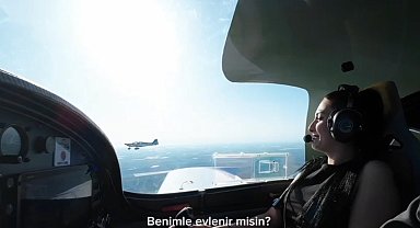 Gökyüzünde telsizle evlilik teklifi; 'Diz çökmemek için yaptın bunu değil mi'