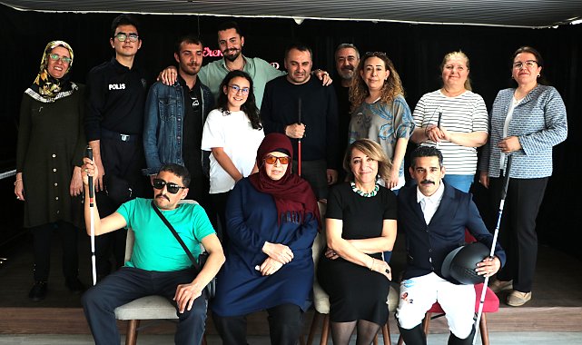 Görme engelliler, yaşadıkları sorunları tiyatro sahnesine taşıdı