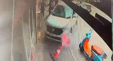 Hafif ticari araç bisikletliye çarpıp kaldırıma çıktı; yayalar son anda kurtuldu