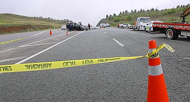 Hafif ticari araç ile otomobil çarpıştı: 2 ölü, 2 yaralı