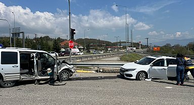 Hafif ticari araç ile otomobil kavşakta çarpıştı; 10 yaralı