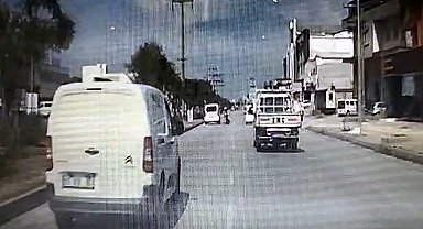 Hafif ticari aracın yayaya çarptığı kaza kamerada