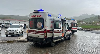 Hakkari'de minibüs dereye devrildi; 2 ölü, 3 yaralı