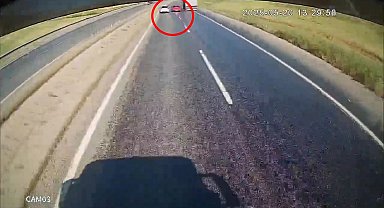 Hatalı sollama yapan sürücü kazaya neden oldu; o anlar kamerada