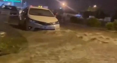 Hatay'da sağanak ve dolu, su baskınlarına neden oldu