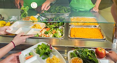 Hindistan'da okul yemeğinde ölü yılan bulundu, 100'den fazla çocuk hastalandı