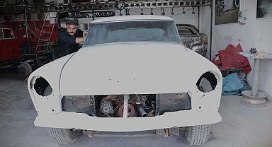 Hurda klasik otomobilleri yenileyip, trafiğe çıkarıyor