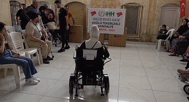 İHH, 60 adet akülü tekerlekli sandalye dağıttı