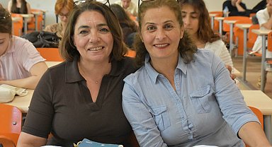 İki kadın 50'li yaşlarında hayalleri üniversitede