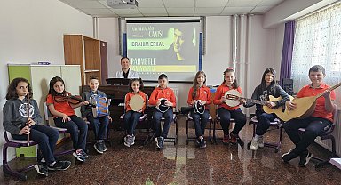 İlkokul öğrencileri, İbrahim Erkal'ı şarkılarıyla andı