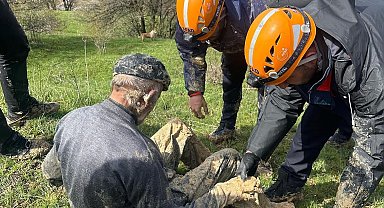 İneğiyle birlikte çamura saplanan çiftçiyi AFAD kurtardı