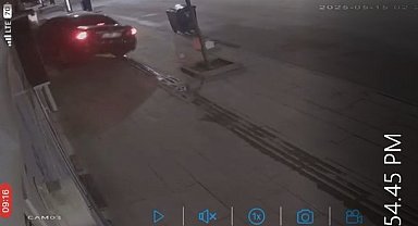 İş yerine çarpan otomobilin sürücüsü kaçtı