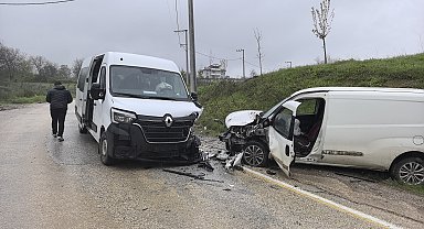 İşçi servisi ile hafif ticari araç kafa kafaya çarpıştı: 13 yaralı
