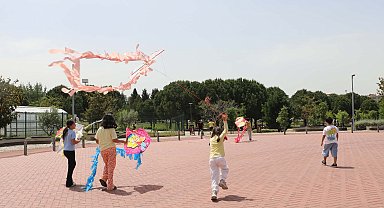 İşitme engelli öğrenciler, akranlarıyla uçurtma uçurdu