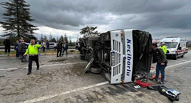 Isparta'da yolcu midibüsü devrildi: 16 yaralı