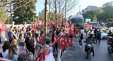 İstanbul - 'Gençlerle Mustafa Kemal Yürüyüşü'ne binlerce kişi katıldı