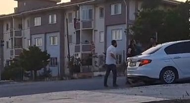 İstanbul- Arnavutköy'de iki sürücünün yol verme kavgası kamerada