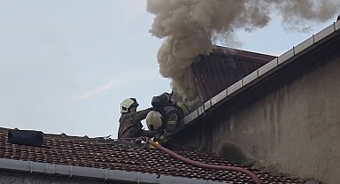 İstanbul - Ataşehir'de 3 katlı binanın çatısındaki yangın söndürüldü