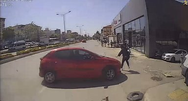 İstanbul - Ataşehir'de yol kenarında yürürken çarptığı kadın metrelerce savruldu : O anlar kamerada