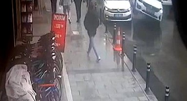 İstanbul - Avcılar'da kaldırıma çıkan otomobil aydınlatma direğine çarparak durdu