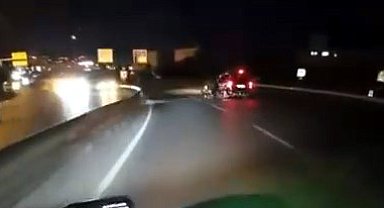 İstanbul - Avcılar'da otomobilin çarptığı motosikletli yola savruldu; araçların altında kalmaktan son anda kurtuldu