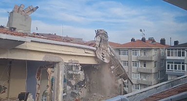 İstanbul- Avcılar'da riskli bina yıkıldı; yandaki bina 4 saat tahliye edildi