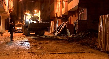 İstanbul - Bağcılar'da toprak kayması sebebiyle yana doğru eğrilen bina boşaltıldı