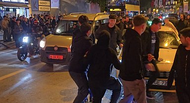 İstanbul - Bağdat Caddesi'nde Galatasaray taraftarlarının araçlarına saldırı