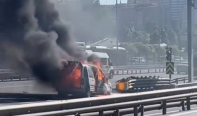 İstanbul- Bahçelievler D-100'de hafif ticari araçta çıkan yangın söndürüldü